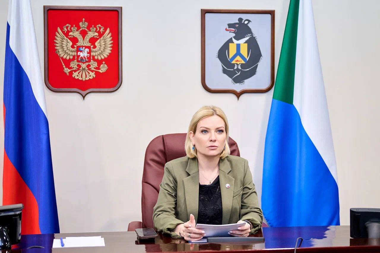 Приняла участие в совещании Президента России Владимира Владимировича Путина с членами Правительства  В этом году стартовала программа «Земский работник культуры», которая призвана привлечь квалифицированные кадры в сельские и удалённые районы. Её участниками стали более 2 500 учреждений из 87 субъектов России. К середине июля поступило уже 1020 заявок – 89% от запланированного показателя. В 2026 году готовы трудоустроить ещё 1 214 специалистов.  Работникам культуры, переехавшим в Донецкую и Луганскую Народные Республики, Запорожскую и Херсонскую области, а также в населенные пункты Дальневосточного федерального округа, выплачивается 2 миллиона рублей. В остальных регионах размер единовременной субсидии составляет 1 миллион рублей.  Кроме того, для участников программы в Республиках Татарстан и Коми, Архангельской, Вологодской, Владимирской, Ивановской, Омской областях и других субъектах предусмотрены дополнительные меры поддержки, в том числе денежные выплаты и обеспечение жильём.