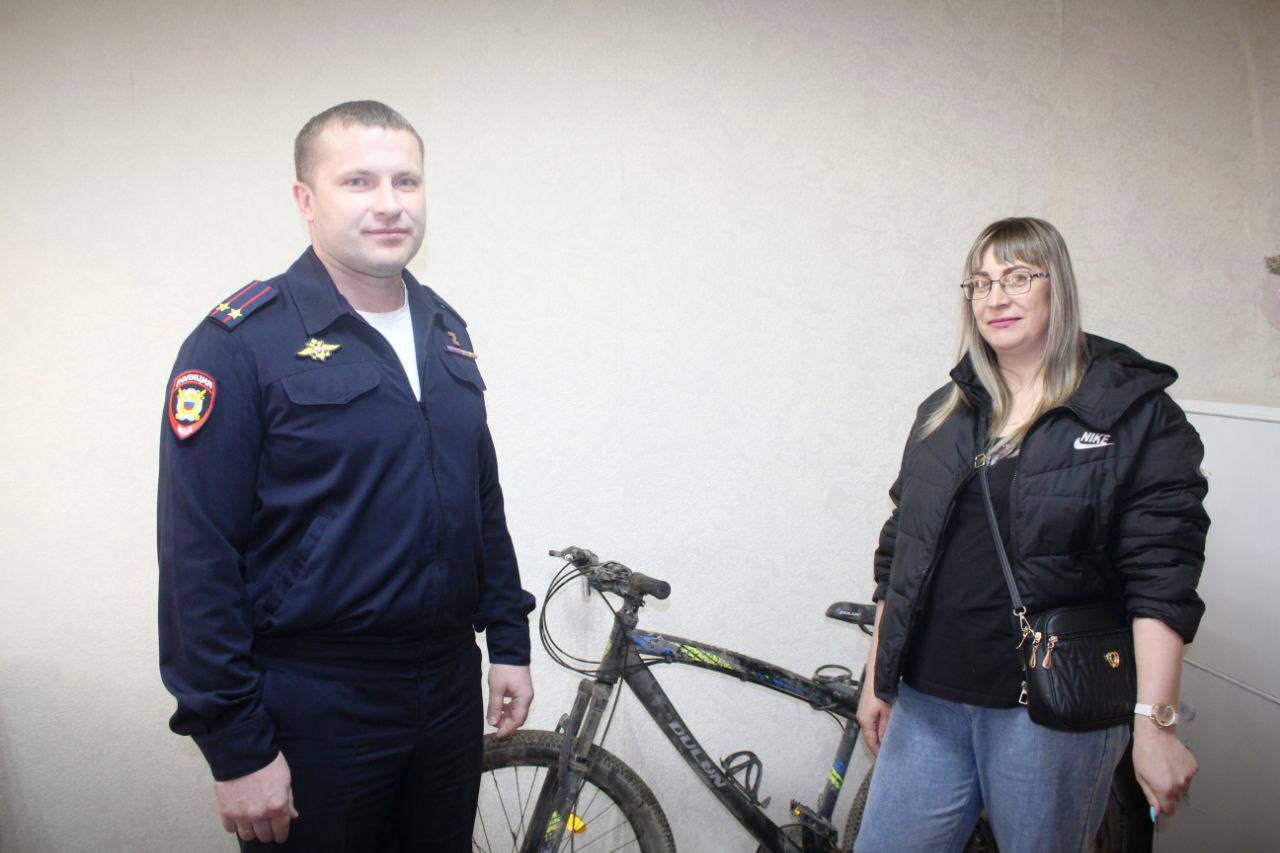 «Возвратно утеряно»: в Шарыпово полицейские вернули похищенные велосипед и коляску местным жительницам 6 мая в дежурную часть обратилась местная жительница, которая сообщила о хищении велосипеда стоимостью около 15 тысяч рублей из подъезда жилого дома, расположенного в четвертом микрорайоне. В ходе оперативно-розыскных мероприятий сотрудники уголовного розыска установили, что к краже двухколесного транспорта причастен местный житель 1966 года рождения. Мужчина пояснил, что 5 мая он зашел в гости к другу, но тот дверь ему не открыл. В подъезде злоумышленник увидел велосипед и поехал на нем ко второму другу. Велотранспорт мужчина решил оставить себе. 8 мая в дежурную часть с заявлением о краже коляски обратилась жительница шестого микрорайона. Она рассказала, что к ней пришла соседка, которая и сообщила о том, что коляска пропала. Позже сотрудники уголовного розыска установили, что к хищению коляски причастна та самая соседка, сообщившая о пропаже. Она рассказала, что таким образом хотела отвести от себя подозрения. В отношении обоих злоумышленников следствием МО МВД России «Шарыповский» возбуждены уголовные дела по признакам преступления, предусмотренного частью 2 статьи 158 Уголовного кодекса Российской Федерации «Кража». Санкция данной статьи предполагает максимальное наказание в виде лишения свободы на срок до 5 лет. ГУ МВД России по Красноярскому краю
