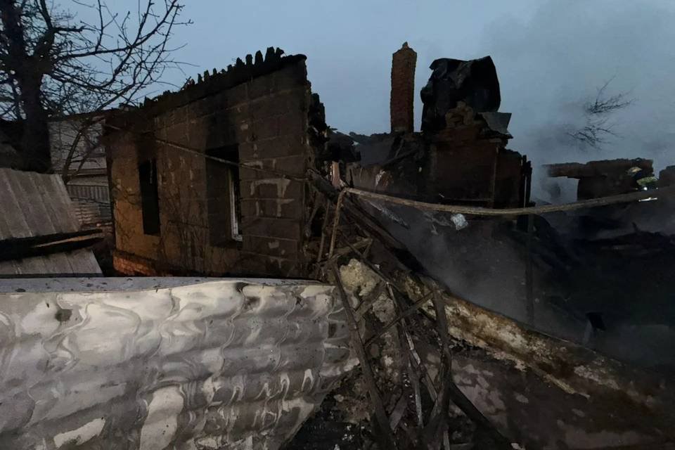 Детали смертельного пожара в Михайловке раскрыли следователи Трагедия унесла жизнь 4 летнего ребенка В Волгоградской области стали известны подробности пожара в результате которого погиб ребенок Трагедия произошла в ночь на понедельник 22 декабря В пресс службе прокуратуры региона сообщили что ведомство взяло на контроль расследование уголовного дела возбужденного по факту гибели несовершеннолетнего В огне погиб 4 летний мальчик Его родители 41 летний мужчина и 38 летняя женщина были доставлены в реанимацию с тяжелыми ожогами У мужчины диагностированы ожоги около 50 тела у женщины до 60 Двое братьев погибшего в возрасте 10 и 15 лет также госпитализированы У них выявлено отравление угарным газом Причины возгорания устанавливаются По предварительным данным жилой дом выгорел полностью Огонь распространился и на соседнее строение однако там обошлось без пострадавших Следственные органы продолжают проверку обстоятельств произошедшего