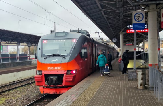 Цены на поездки в пригородных поездах вырастут в Калининградской области С 3 января 2026 года в Калининградской области повысятся тарифы на проезд в пригородных поездах За первые 10 км 35 рублей далее в обычных электропоездах по 2 83 рубля за км в скорых повышенной комфортности 3 44 рубля Новые тарифы согласованы властями и зависят от расстояния поездки Подпишись на СЗФОшную