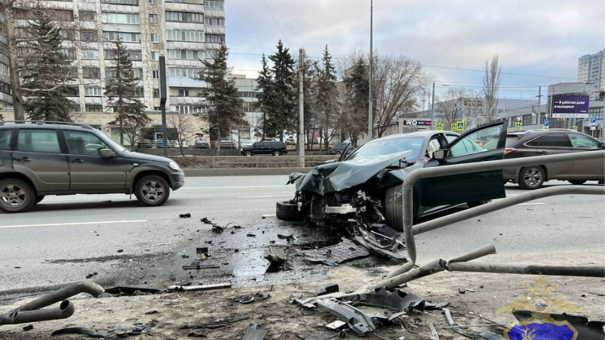 В Самаре водитель BMW снес ограждение на улице Ново-Садовой  Автомобиль BMW эффектно, но неудачно "поприветствовал" металлическое ограждение, рассказали в ГУ МВД по Самарской области.  Водитель, 2000 года рождения, двигаясь по Ново-Садовой со стороны улицы Лейтенанта Шмидта в направлении проспекта Масленникова, по предварительным данным, не рассчитал скорость и потерял контроль над автомобилем. В результате BMW занесло, и он врезался в дорожное ограждение.  К счастью, в результате аварии никто не пострадал. 25-летний водитель от медицинской помощи отказался. Однако его BMW получил ощутимые механические повреждения. Сотрудники ГИБДД устанавливают причины произошедшего.   : ГУ МВД России по Самарской области