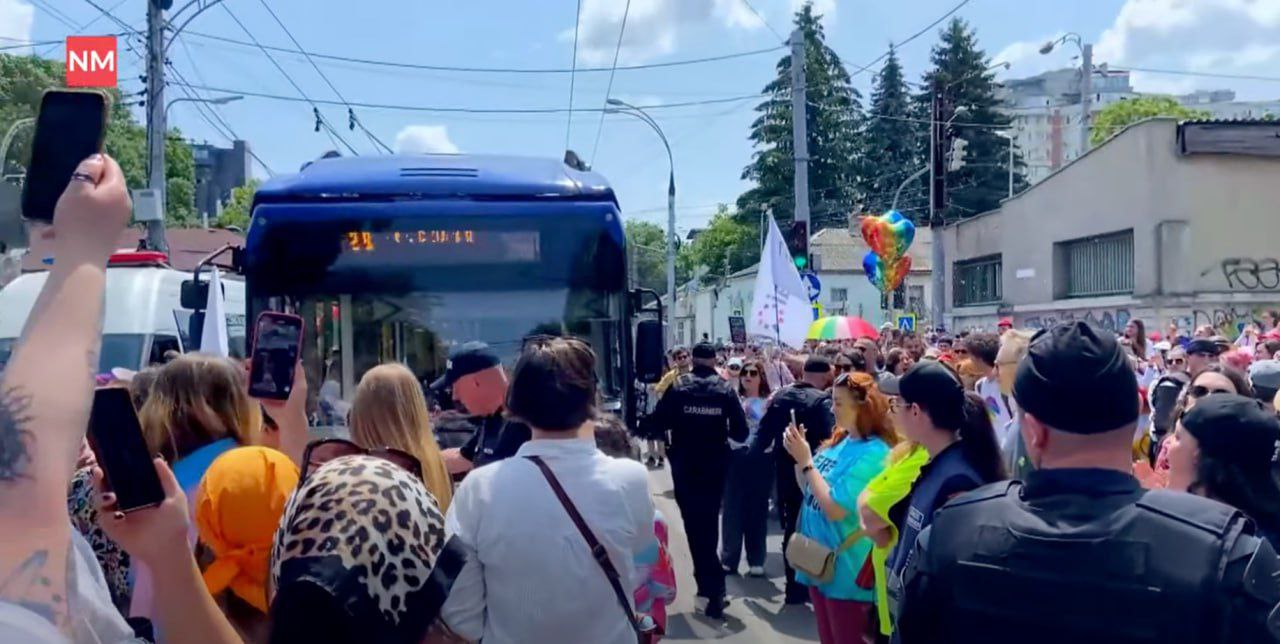 В Кишиневе 3,14дарасы заблокировали дорогу и движение транспорта. Требуют чтобы полицейские наказали их за это дубинками.
