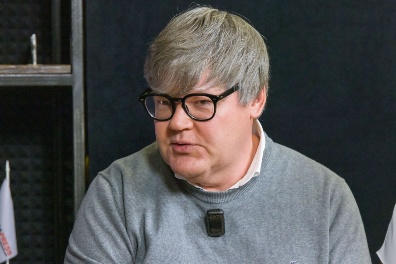 Евгений Ванин покидает пост замминистра здравоохранения Челябинской области Заместитель министра здравоохранения Челябинской области Евгений Ванин уходит в отставку по собственному желанию Официально он перестанет исполнять свои обязанности с 10 ноября Постановление об освобождении Евгения Ванина с замещаемой должности и увольнении с госслужбы подписал губернатор Алексей Текслер Документ опубликован на портале правовой информации Евгений Ванин занимал пост замминистра почти шесть лет с декабря 2019 года Перед этим он несколько лет возглавлял управление по внеучебной воспитательной и социальной работе в ЮУГМУ По образованию Евгений Ванин врач педиатр Подписаться на vecherchel Голосовать за канал