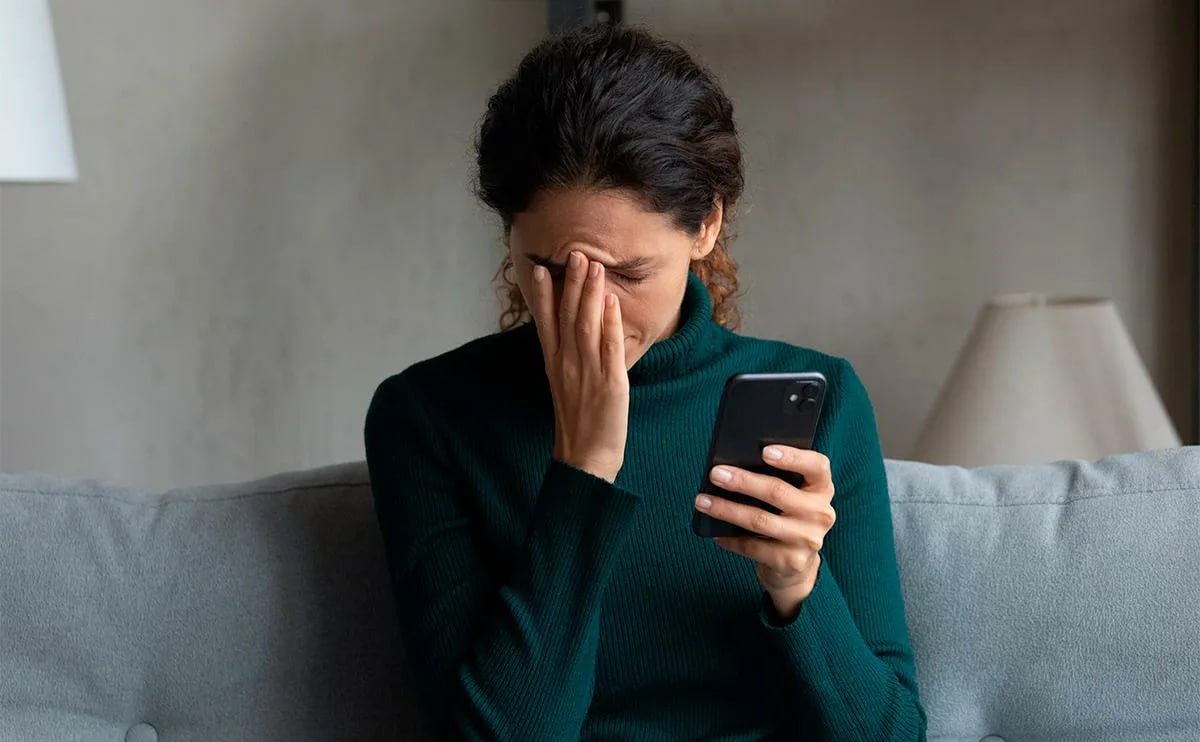 В 2026 году будет расти эффективность вирусов которые перехватывают бесконтактные платежи Как предупреждают специалисты это связано с распространенностью NFC оплаты Так мошенники пытаются убедить жертву скачать программу шпионское ПО под видом банковского приложения После этого приложение попросит приложить банковскую карту к смартфону через NFC и ввести ПИН код Таким образом вирус передает данные карты злоумышленникам которые могут снять деньги в любом банкомате Во втором сценарии отметили эксперты мошенники также просят установить вредоносную программу и просят перевести деньги на безопасный счет Они убеждают жертву приложить свой зараженный телефон к банкомату для перевода и все средства оказываются на счету аферистов Подписаться на truekpru Читать нас в MAX