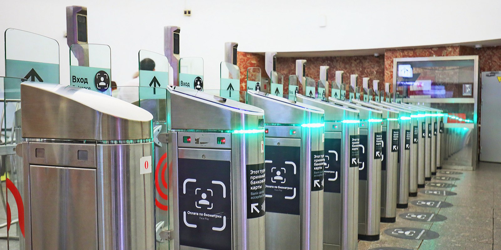 Турникеты нового поколения появятся в московском метро уже в 2025 году Московский метрополитен в скором времени начнет оснащаться турникетами нового поколения. Об этом сообщает Telegram-канал Дептранса столицы. Пресс-служба уведомляет, что до 2031 года на станциях метро, Московского центрального кольца МЦК и Московских центральных диаметров МЦД будет установлено более 4,5 тысяч современных турникетов. По словам Максима Ликсутова, это позволит увеличить пропускную способность станций до 40%. Новые турникеты…