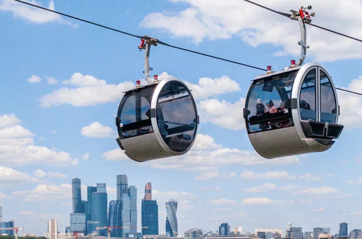 Появились детали проекта строительства канатной дороги над рекой Обь в Новосибирске инвестор хочет открыть промежуточную станцию на острове Отдыха В мэрии Новосибирска рассказали что потенциальный строитель фуникулёров провёл презентацию концепции проекта Канатная дорога пройдёт от парка Арена до микрорайона Европейский берег её протяженность составит 2 8 километра пропускная способность как минимум 1 тысяча пассажиров в час в одном направлении Время в пути между берегами Оби составит 9 минут Планируется что работа фуникулёров будет интегрирована с метро с пересадкой пассажиров без выхода на улицу Надеемся и ждём