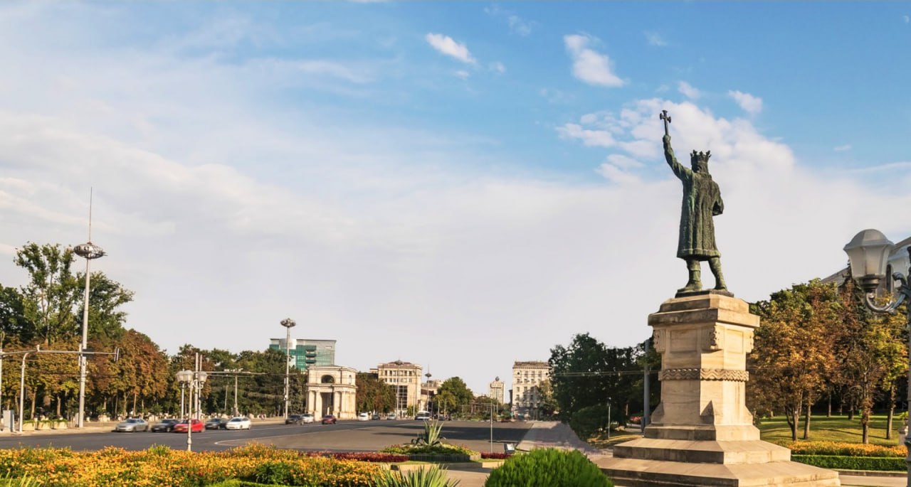 Движение перекроют в центре Кишинёва с 23 по 25 мая С 22:00 23 мая до 05:00 26 мая будет перекрыто движение транспорта по бульвару Штефана чел Маре на участке между улицами Бэнулеску-Бодони и Пушкина. Общественный транспорт будет перенаправлен на соседние улицы. Ограничения связаны с проведением Фестиваля румынских традиций, который пройдет 24–25 мая с 10:00 до 22:00 на Площади Великого Национального Собрания.