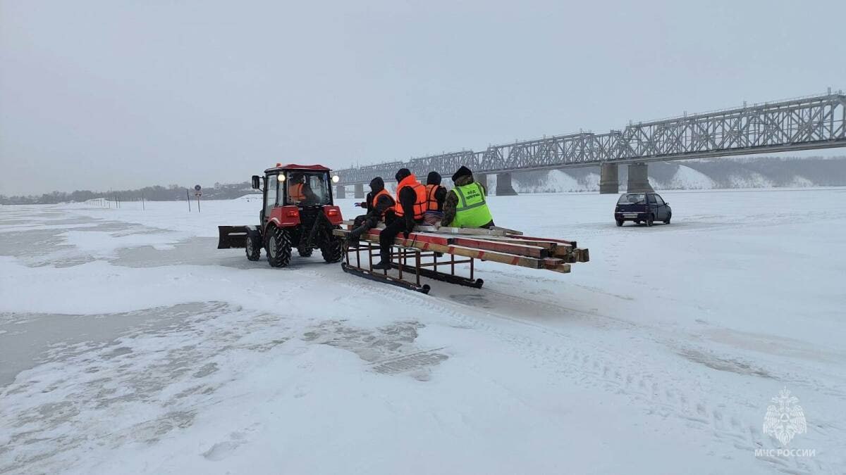 В Татарстане открылась ледовая переправа через Волгу  Переправа соединяет Зеленодольск и Нижние Вязовые. Перед открытием движения по ней были проведены специальные учения по спасению водителей и пассажиров провалившихся под лёд автомобилей.  На переправе установлены шлагбаумы и дорожные знаки, трасса регулярно расчищается. Открытие ледовой дороги сокращает путь по маршруту примерно на 70 километров.    KazanFirst     в бот