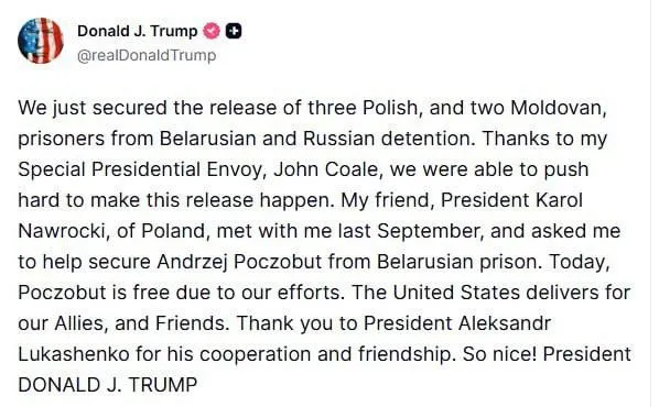 Дональд Трамп публично прокомментировал освобождение двух офицеров СИБ а и трех польских граждан из заключения в Белоруссии и России В сообщении опубликованном в соцсети Truth Social американский президент заявил что эта операция была проведена при содействии специального президентского посланника Джона Коэла и утверждал что президент Польши Кароль Навроцки обратился к нему за помощью еще в сентябре Кроме того он поблагодарил белорусского лидера Александра Лукашенко за сотрудничество и дружбу Санду и других представителей молдавской власти он упоминать не стал Спустил с небес на землю президентку и ПАСДюков после эйфории от Дня Европы Печалька