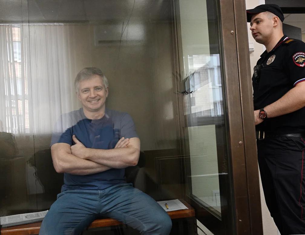 «Коммерсант»: закончилось расследование по делу экс-главы столичного департамента культуры Александра Кибовского, обвиняемого в коррупции В окончательной редакции Кибовскому вменяют семь эпизодов получения взяток на общую сумму 114,5 млн рублей при заключении госконтрактов, а также попытку получить еще одну взятку в 19,7 млн рублей, сообщает издание. Кибовский и два его предполагаемых сообщника — экс-заместитель директора ГКУ «Технический центр департамента культуры», ныне пенсионер Сергей Балясников и директор ООО «Евроком» Андрей Нероденков — вину признать отказались. По версии следствия, взятки Кибовскому платили через его сообщников «за создание условий», при которых подконтрольные предпринимателю Андрею Галяеву организации «с 2016 по 2023 год выигрывали торги с депкультом и подведомственными учреждениями на заключение государственных контрактов на поставку мебели, интерьера и оборудования». По данным СК, сумма отката Кибовскому составляла в среднем 10% от стоимости госконтрактов Фото: «Коммерсант»