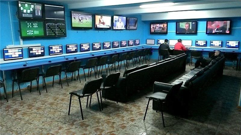 Тем временем, букмекерские конторы хотят обязать в своей рекламе давать предупреждение об отсутствии гарантии выигрыша и риске потерять деньги. Соответствующий законопроект внесен в Госдуму.  Делая ставки, люди не только становятся игроманами, но и скатываются в финансовую яму, а ведь могли бы вложить эти деньги и получить прибыль. Такие выводы напрашиваются после прочтения документа.