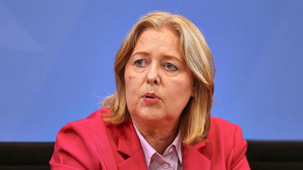 В Германии планируют повысить соцвзносы для высокооплачиваемых работников Министр труда ФРГ Барбель Бас готовит реформу которая увеличит размер социальных взносов для хорошо зарабатывающих граждан Как сообщает Politico проект постановления предусматривает рост порога для обязательных взносов в пенсионное страхование с нынешних 8050 до 8450 в месяц к 2026 году Это значит что высокооплачиваемые работники будут платить взносы с большей части дохода но при этом возрастут и их будущие пенсионные права Аналогичные изменения коснутся и медицины порог для взносов в систему медицинского и социального страхования увеличится с 5512 50 до 5812 50 Кроме того в 2026 году вырастет так называемая граница обязательного страхования в медицине Она составит 6450 против 6150 в 2024 году Превысившие этот уровень смогут перейти в частные страховые фонды В министерстве труда отмечают что корректировки происходят по формуле учитывающей рост зарплат В 2024 году средний доход брутто в Германии увеличился на 5 16 что и стало основанием для пересмотра ставок BILD Russian