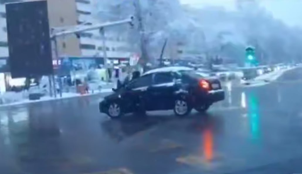 В центре Ташкента водитель Lacetti сбил инспектора ДПС видео repost uz naexal na perekrestke Подписывайтесь на Repost