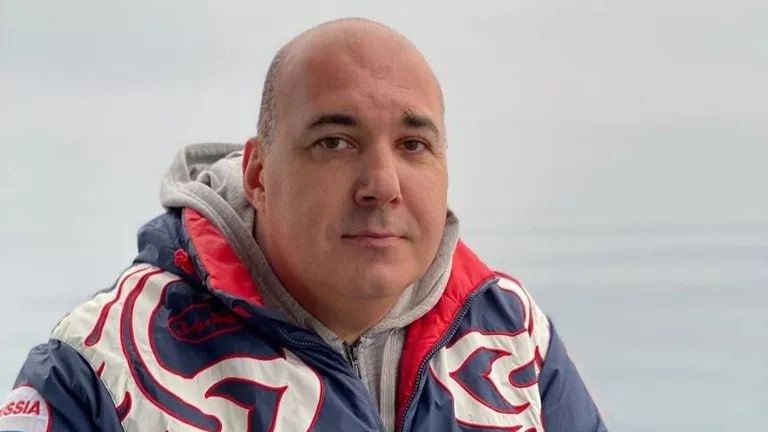 Экс депутат Госдумы Напсо утверждает что его семья живет в гараже для лодок в Сочи Уехавший из России лишенный полномочий депутат Госдумы Юрий Напсо заявил РИА Новости что сейчас его семья живет в Сочи в гараже для хранения лодок Никулинский суд Москвы ранее удовлетворил иск ФГБУ Управление по эксплуатации жилого фонда управделами президента РФ о выселении из служебной квартиры Напсо и членов его семьи Семья сейчас живет в городе Сочи временно в гараже для лодок уже не один год когда находятся в городе Сочи Другого жилья как пригодного для нормального проживания кроме этой служебной квартиры у меня и моих детей нет и у моей мамы тоже сказал Напсо Его представитель в суде возражал против удовлетворения иска о выселении заявив что эта квартира является его единственным жильем так как ранее суд в Сочи по иску Генпрокуратуры изъял около 60 объектов недвижимости принадлежавших бывшему депутату и его родственникам  Кубань Сегодня новости Читайте нас kubantoday ru