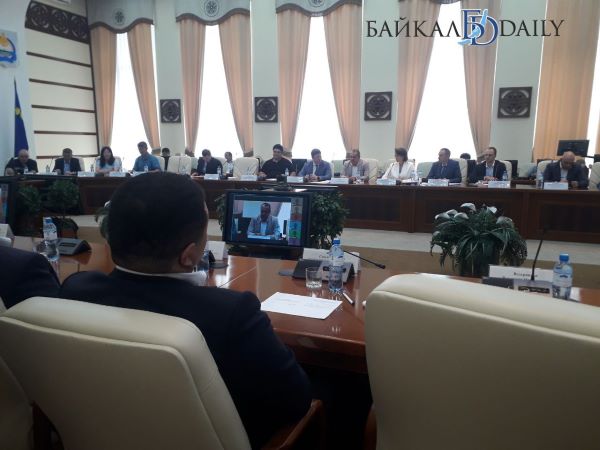 В Бурятии продолжается обсуждение по разработке Ошурковского месторождения апатитов Сегодня в правительстве республики состоялось совещание с участием потенциальных инвесторов общественников учёных и жителей села Ошурково В качестве добытчика заявлена компания ООО АпатитАгро в партнёрстве с Русской медной компанией В рамках нового производства планируется создать 600 новых рабочих мест Лицензия на сегодня у АпатитАгро имеется она является действующей Целевое назначение лицензии это разведка и добыча полезных ископаемых Мы зарегистрированы в селе Сотниково наш адрес улица Трактовая 22 в там у нас офис Также мы арендовали офис и в Улан Удэ для размещения наших сотрудников В планах к концу сентября набрать штат необходимый для дальнейшей работы сообщил Александр Баранов директор ООО АпатитАгро На совещании учёные сообщили что ранее предыдущий проект по месторождению был запрещён из за планируемых буровзрывных работ Нынешний же проект предполагает другой вид работ Сейчас проект геологоразведочных работ проходит экологическую экспертизу Подробнее здесь