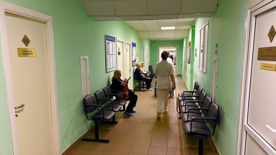 В Ярославской области завершается первый этап модернизации медучреждений. До конца августа планируют создать медицинские комплексы на базе сильнейших больниц Ярославля, Рыбинска и округов. Сейчас идет работа по штатному расписанию и организационным вопросам. Все больницы и поликлиники продолжат работу на своих местах, их закрытие не планируется.  «Врачей и медицинских сотрудников сокращения не затронут» — и. о. министра здравоохранения Ярославской области Мария Можейко..  Фото: Больница в Ярославле  Еще больше новостей — в Telegram-канале «Ъ-Ярославль»