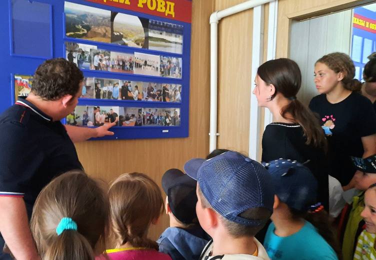 Полицейский патруль на каникулах В Сеймчане школьники летнего лагеря Центра дополнительного образования посетили местный отдел полиции в рамках акции «Безопасное лето». Ребятам рассказали о работе сотрудников МВД, показали спецсредства и даже позволили подержать оружие. Школьники проявили отличные знания в области правовых норм и узнали, как устроен патрульный автомобиль. Главным впечатлением стала возможность почувствовать себя настоящим инспектором ДПС. Источник