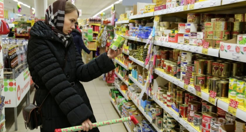 Россиянам пообещали, что цены на продукты и одежду значительно снизятся, однако это не связано с падением доллара.   Экономист Юлия Бутырина прогнозирует, что стоимость продуктов упадет на 10-15% благодаря хорошему урожаю и увеличению предложения. Одежда может подешеветь на 20-30%, так как с наступлением весны ритейлеры будут стремиться распродать устаревшие коллекции, чтобы освободить место для новых поступлений.