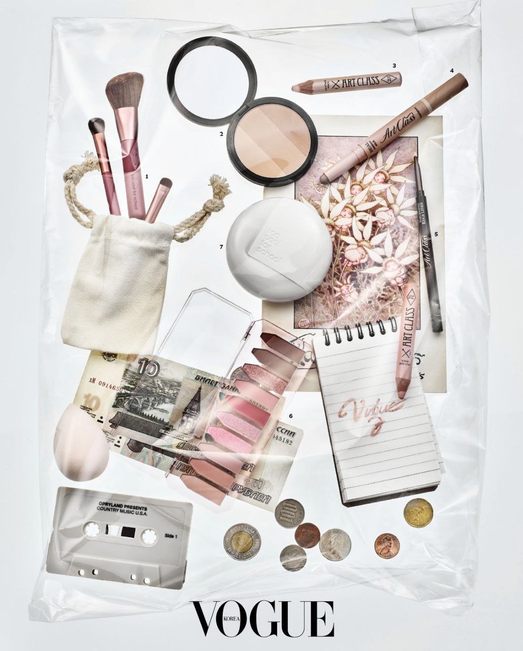 Фото российских банкнот номиналом 10 и 50 рублей попало в одну из бьюти фотораскладок южнокорейской версии журнала Vogue выяснило РИА Новости Раскладка стилизована под содержимое косметички и она является частью статьи о косметических брендах Кореи которые пользуются популярностью у иностранных актрис моделей и блогеров а их предпочтения в свою очередь активно копируются аудиторией И вот фото российских купюр используется как один из центральных визуальных элементов одной из таких косметичек Подписаться на РИА Новости экономика Все наши каналы