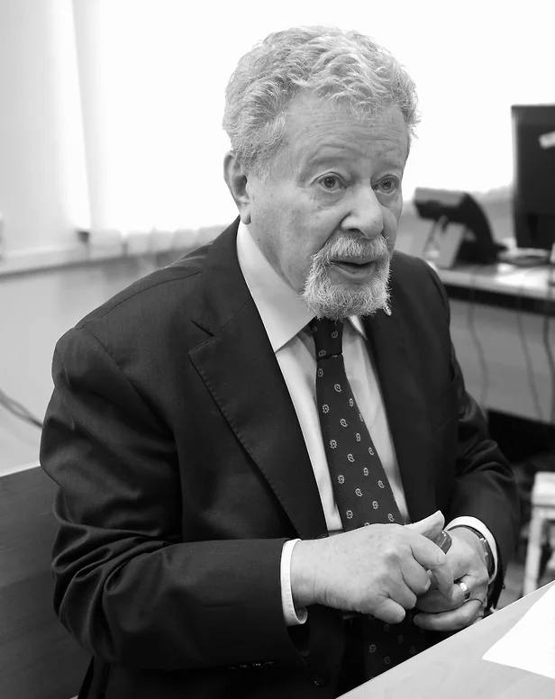 На 95 м году жизни скончался адвокат Генрих Падва О смерти заслуженного юриста сообщил его коллега Максим Пашков Официального подтверждения от семьи или бюро Падва и партнеры на данный момент не поступало