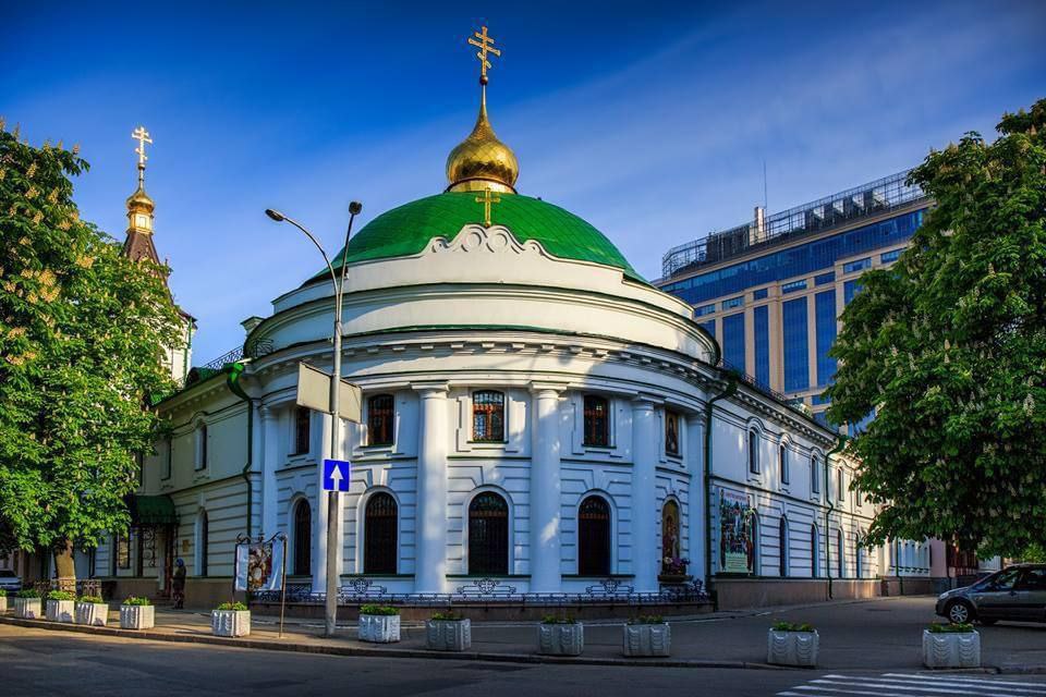 Сотрудники СБУ пришли с обысками в Введенский монастырь Киева.   Подписаться   PoliTube_news