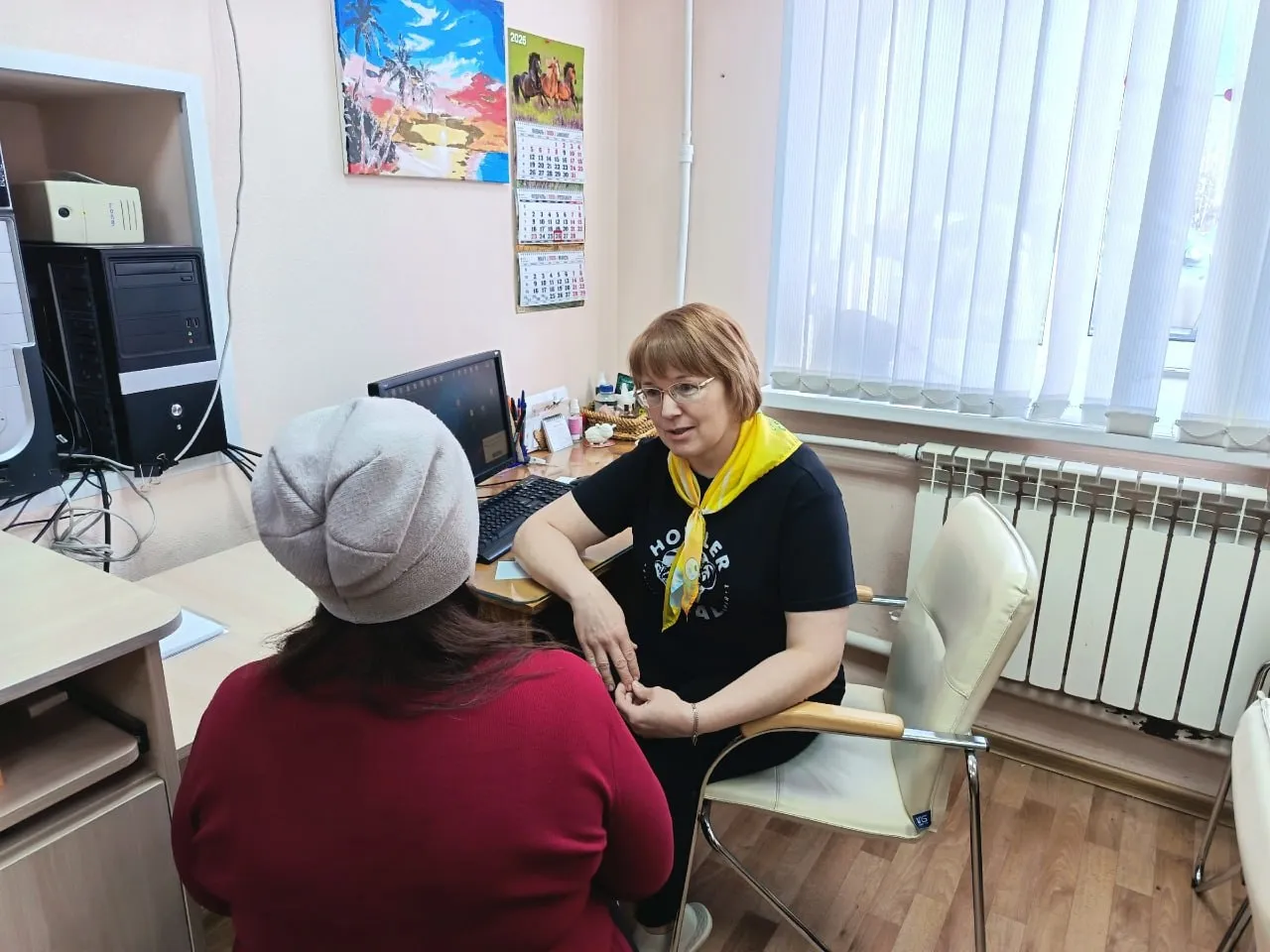 В Кировской области участникам СВО и их семьям оказывается психологическая и социальная поддержка Работа организована на базе центров социального обслуживания населения региона За каждой семьей закреплены социальные координаторы которые помогают решать бытовые социальные и организационные вопросы Центры взаимодействуют с администрациями муниципалитетов что позволяет оперативно реагировать на обращения жителей Получить консультацию можно как очно так и по телефону Специалисты помогают справляться со стрессом тревожностью и эмоциональными последствиями пережитых событий Подписывайтесь на канал Кировской области в MAX