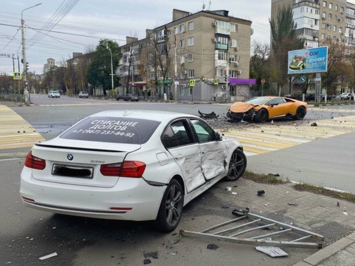 Мошенники начали делать фото ДТП с помощью нейросетей чтобы получить выплату по страховке В интернете появляется всё больше объявлений где владельцам предлагают разбить машину за пару сотен рублей Картинки проходят по ОСАГО и КАСКО К ним также прилагают обращения написанные нейросетью banksta
