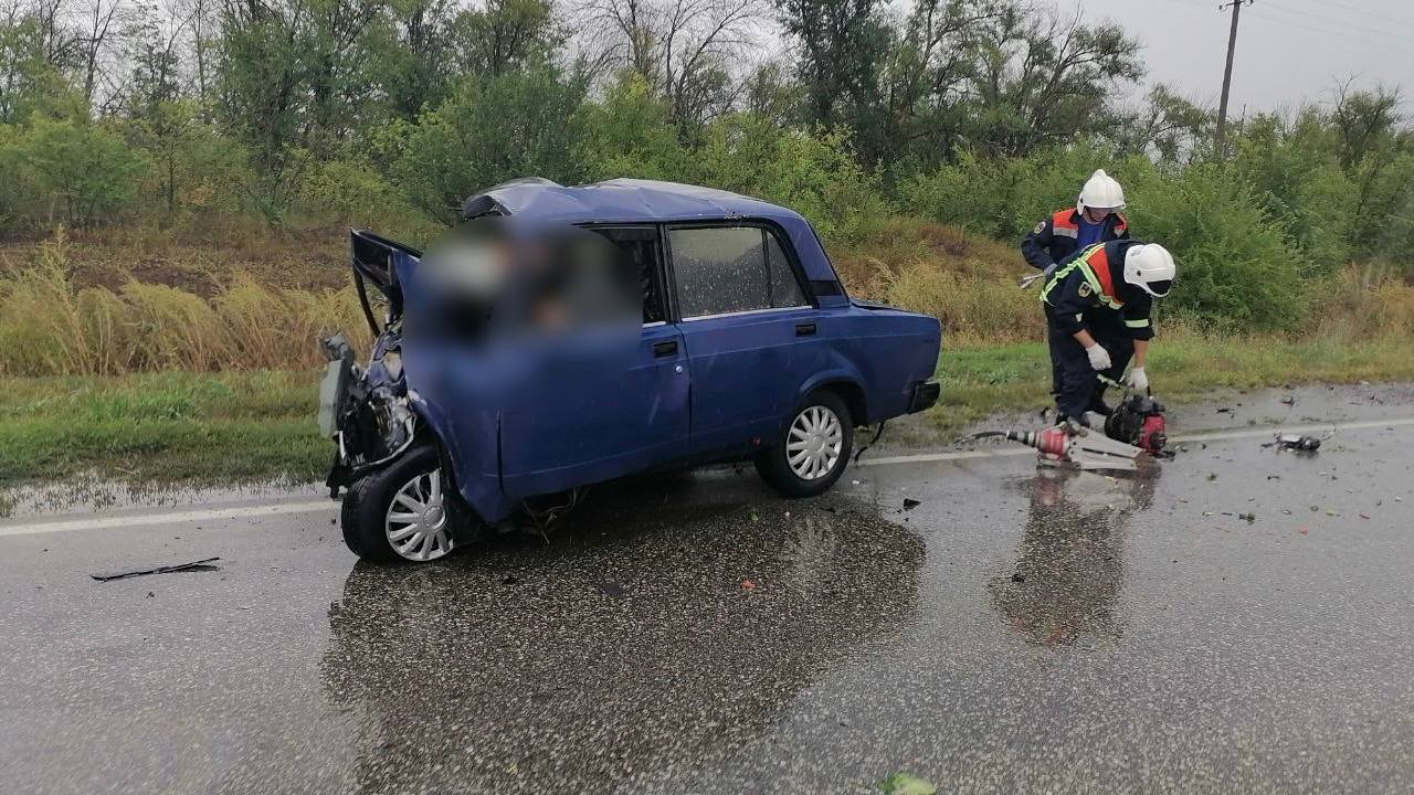 Под Марксом случилось ДТП с участием электромобиля и "семерки"  Сообщение о ЧП возле с. Бородаевка поступило в 12:30. Предварительно, там столкнулась легковушка "ВАЗ-2107" и электромобиль "Зикр".   В результате происшествия погибли 2 человека из "семерки", их деблокировали спасатели при помощи гидравлического инструмента. Во второй машине пострадал мужчина 1983 года рождения. Его госпитализировали.  На месте работают спасатели областной службы спасения, медики скорой помощи, сотрудники ДПС. Все обстоятельства произошедшего выясняются.  Фото: областная служба спасения    Прислать новость