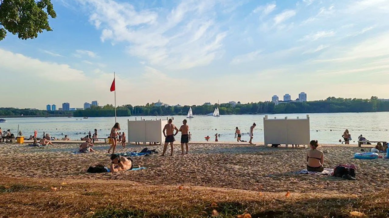 Сразу в нескольких водоёмах столицы запретили купаться из-за несоответствия качества воды санитарным нормам Об этом сообщили в управлении Роспотребнадзора по Москве: «По состоянию на 3 июля функционируют четыре зоны отдыха с купанием из 14 : озеро «Белое» ВАО , Мещерское ЗАО , «Пионерский пруд» ЦАО , Тропарево ЮЗАО . Четыре зоны отдыха — «Левобережье» САО , пляж «Динамо» САО , Головинские пруды САО , Большой Садовый пруд САО — в настоящее время приняты в эксплуатацию как зоны отдыха без права купания». Также запрещено купаться в зонах отдыха Серебряный бор-2 и 3, озере «Чёрное», Школьном озере: там вода не соответствует требованиям по микробиологическим показателям.
