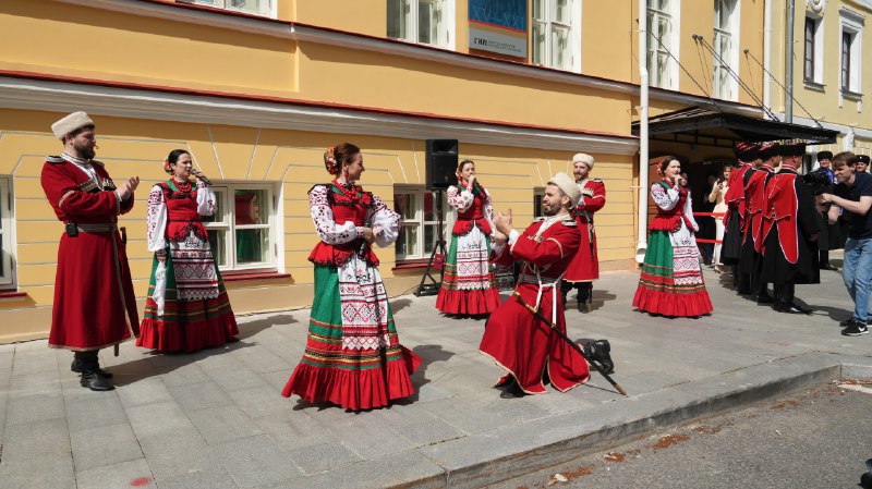 В Москве открылся Центральный музей российского казачества. Гостей на входе встречал Московский казачий хор. Открытие музея посетили заместитель Председателя Правительства Российской Федерации Татьяна Голикова и министр культуры Российской Федерации Ольга Любимова. Всероссийское казачье общество представили всероссийский атаман Виталий Кузнецов и заместитель атамана Андрей Фадюхин. Представители Терского и Кубанского казачьих войск помогали сотрудникам правоохранительных органов обеспечивать порядок на мероприятии. Самые яркие моменты – в фотоленте Всероссийского казачьего общества.