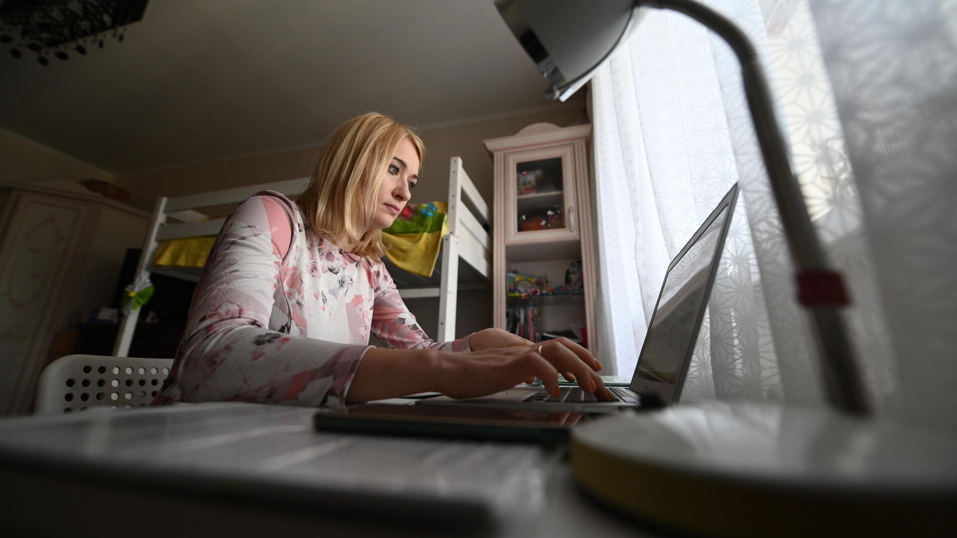 Личный договор Бизнес резко увеличил наем по договорам гражданско правового характера ГПХ К сентябрю таких работников насчитывалось почти 2 млн в 1 5 раза больше чем год назад когда их число сокращалось показали данные Росстата Это рекорд за весь период наблюдений Рост связан со стремлением компаний снизить издержки на фоне высоких ставок и изменения налоговой нагрузки внештатникам не нужно предоставлять отпуск и рабочее место а при работе с самозанятыми не уплачиваются страховые взносы Однако соцгарантий у таких сотрудников меньше