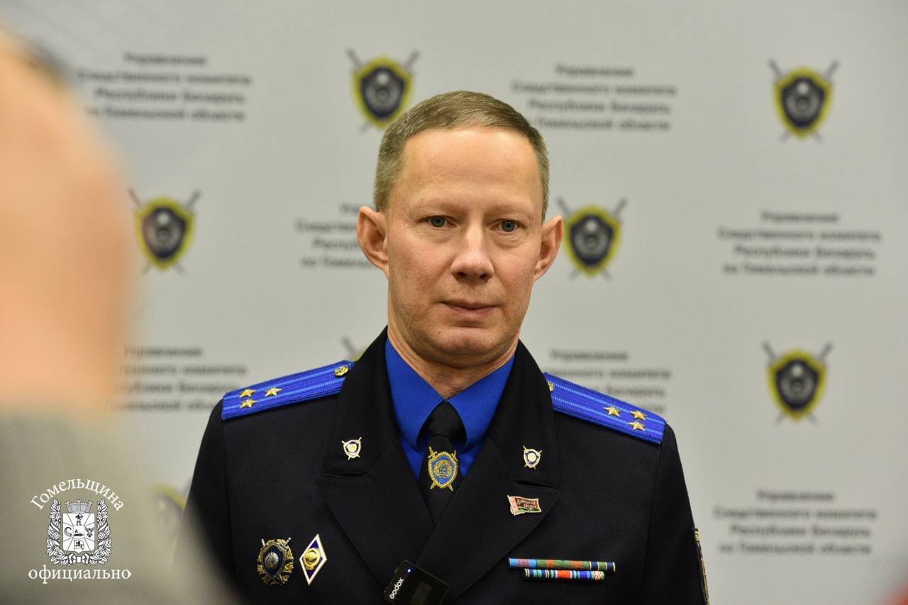 Причину взрыва в гомельской многоэтажке на улице Косарева сообщил журналистам начальник УСК по Гомельской области Максим Спринцин Предварительной причиной ЧП в десятиэтажке была названа вспышка газовоздушной смеси в квартире на седьмом этаже В результате обрушились плиты перекрытий квартир Оперативно была проведена эвакуация жильцов Эпицентром взрыва явилась кухня квартиры номер 107 Взрыву предшествовал процесс пожара возникшего в кухонном шкафчике расположенном рядом с газовой плитой пояснил Максим Спринцин Впоследствии выяснилось что при ЧС погибла женщина Ее тело было обнаружено при разборе строительных конструкций Жильцы пострадавшего подъезда были расселены Тем кому негде было остановиться предоставлен кров Строители приступили к восстановительным работам Ситуация остается на контроле областных и городских властей