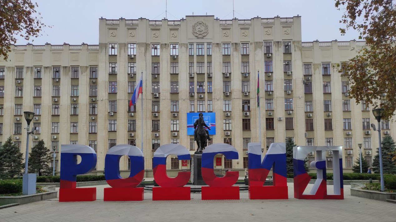 Стали известны имена заместителей губернатора Краснодарского края Глава региона Вениамин Кондратьев подписал соответствующие распоряжения Свои посты сохранили Игорь Галась Андрей Коробка Александр Руппель Роман Лузинов Евгений Пергун и Александр Топалов Курировать работу в сфере строительства будет Дмитрий Маслов Заместителем губернатора по социальным вопросам назначен Александр Руденко Вице губернатором по вопросам казачества спорта и мобилизационной работы назначен Александр Агибалов Кто есть кто и за что отвечает в команде губернатора подробнее на нашем портале ЯСНО новости со смыслом
