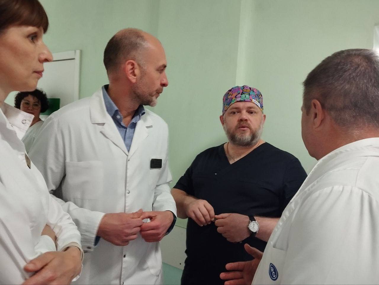 Первый заместитель губернатора Станислав Мошаров и министр здравоохранения региона Татьяна Колчинская посетили с рабочим визитом Областную клиническую больницу Nº2 Визит был связан с проверкой мероприятий, направленных на реализацию федеральных и региональных программ. Гости посетили недавно открытый после ремонта роддом больницы, в котором в среднем год в проходит порядка 3500 родов. Осмотрели обновленный холл, родильные залы, палаты для мам. Станислав Мошаров поговорил с мамой, родившей 5-килограммовую девочку, пожелал здоровья и счастья малышке. Далее гости проверили ремонт поликлиники и центра амбулаторной онкологической помощи. ЦАОП работает с 2023 года для пациентов Ленинского района, в нем оказывается помощь прикрепленному населению, численностью более чем 34 000 человек. В текущем году в центре будет запущен кабинет МРТ с аппаратом, укомплектованным диагностическими программами онкологической направленности. В ближайшее время пациентов будет встречать просторное, современное и комфортное помещение поликлиники. С учетом важности задач, которые стоят перед здравоохранением, преобразится отделение профилактики, в котором вместе будут работать кабинеты приема и диагностические кабинеты. Как рассказал главный врач ОКБ №2 Максим Угнивенко, при осмотре стационара, где заканчивается ремонт приемного отделения, вместе с первым заместителем губернатора и министром здравоохранения обсуждался вопрос модернизации в том числе и корпуса в котором планируется запустить центр нефрологии и диализа. Максим Угнивенко, главный врач ОКБ №2: "В 2025 году больница вошла также в проект по улучшению доступности и качества оказания помощи пациентам с хронической почечной недостаточностью, в том числе нуждающимся в проведении диализа. В настоящее время выделено 8 млн рублей и начато проектирование центра нефрологии и диализа на 30 диализных мест, открытие которого запланировано на 2027 год, когда ОКБ Nº2 будет отмечать 95-летний юбилей."