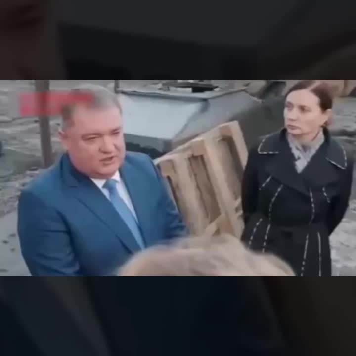 Мэр Нижневартовска Дмитрий Кощенко обсуждает проблемы с крышей на встрече с жителями