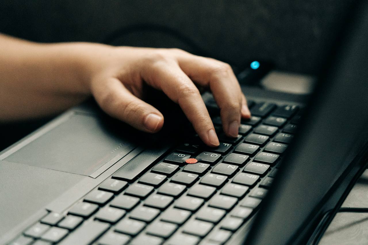 Intel и Microsoft зарегистрировали торговые знаки в РФ Intel Corporation со штаб-квартирой в Калифорнии в первых числах апреля зарегистрировала товарный знак Intel Tiber. Под этим брендом она собирается продавать в России компьютеры, процессоры, серверы, программное обеспечение, в том числе для 3D-визуализации, моделирования и рендеринга, оборудование с технологиями искусственного интеллекта. Всего более 30 товарных позиций. Microsoft Corporation со штаб-квартирой в Вашингтоне зарегистрировала в РФ товарный знак Microsoft Places. Она собирается продавать в нашей стране широкий спектр программного обеспечения. Срок ее исключительных авторских прав указан до 2033 года.