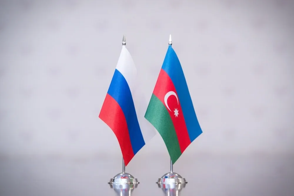 Развитие российско азербайджанского сотрудничества в сфере образования обсудили на заседании Межправительственной комиссии по экономическому сотрудничеству в Зангелане В городе Зангелан Азербайджанская Республика под руководством заместителя Председателя Правительства Российской Федерации Алексея Оверчука и заместителя Премьер министра Азербайджанской Республики Шахина Мустафаева состоялось 24 е заседание Межправительственной комиссии по экономическому сотрудничеству между Россией и Азербайджаном Участие в мероприятии принял статс секретарь заместитель Министра просвещения РФ Андрей Корнеев