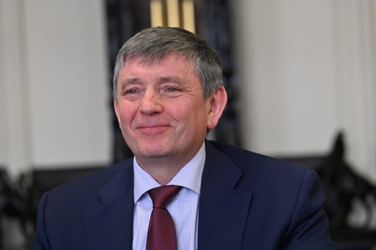  Виктора Кокшарова избрали на должность президента УрФУ За избрание Виктора Кокшарова на должность президента УрФУ проголосовал Большой ученый совет. В него входят профессора, преподаватели, сотрудники и студенты. Напомним, что Виктор Кокшаров возглавлял вуз с 2010 года сразу после объединения УПИ и УрГУ. С 30 мая 2025 года врио ректора УрФУ был назначен Илья Обабков. Ранее он занимал пост директора института радиоэлектроники и информационных технологий — РтФ УрФУ. Алексей Кунилов, фотоархив «Областной газеты» Подписаться на «ОГ» Прислать новость Поддержать канал