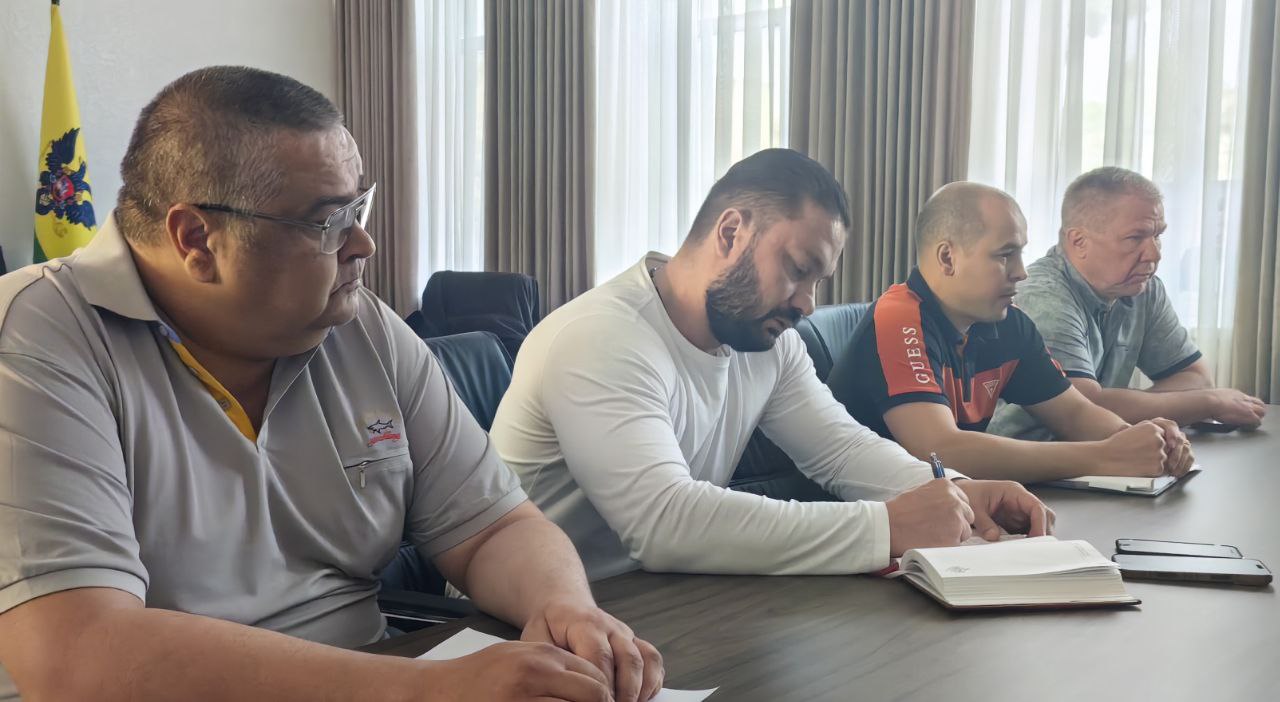 Провел оперативное совещание с руководителями коммунальных служб  Все службы городского округа Мелитополь работают в штатном режиме. Социально значимые объекты подключены к резервным источникам питания. Нахожусь на связи с жителями округа.   В администрации работает горячая линия +79900414905. В случае нештатных ситуаций звоните - будем оперативно реагировать.