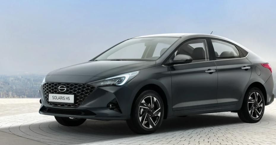 Российские водители нашли идеальную замену Hyundai Solaris и массово переходят на нее Речь идет об автомобиле Solaris HS который собирается на заводе AGR в Санкт Петербурге вместо Hyundai Solaris в том же дизайне и из идентичных комплектующих Машина отличается от корейца только шильдиком ведь оригинальные Хёндэ до 2022 года тоже собирали в России Как итог за 8 месяцев 2025 года продажи бренда Solaris выросли на 123 а почти половину из проданных под этой маркой машин составляют седаны HS бывший Hyundai Solaris В другую половину входят аналоги седана Kia Rio хэтчбэка Rio RS и кроссовера Creta В России Solaris HS стартует с 1 93 млн рублей За эти деньги вы получаете бензиновый мотор 1 4 литра на 100 л с в паре с коробкой механикой с заявленным расходом 5 7 6 4 литра на сотню В числе опций комфорта и безопасности можно получить автозапуск и цифровой ключ мобильное приложение климат контроль и так далее iguides