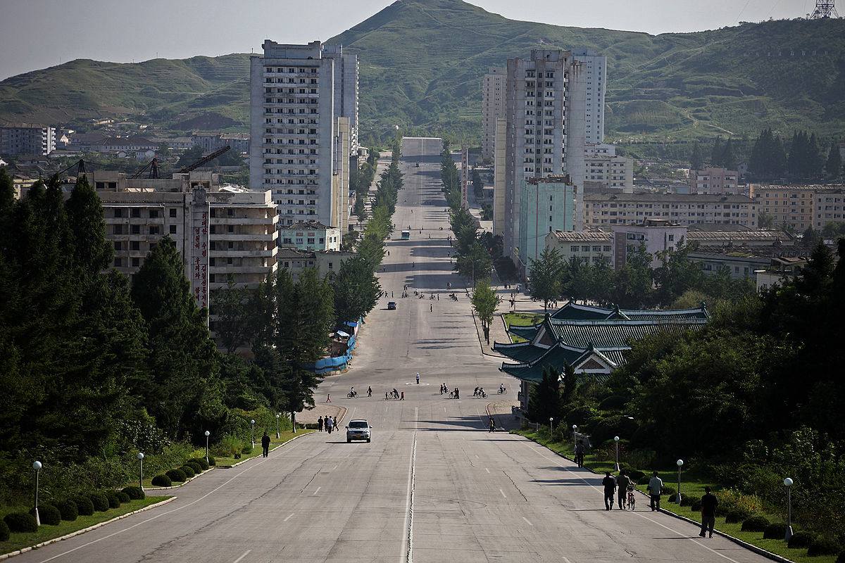У Курска новые побратимы Депутаты Курского городского Собрания сегодня поддержали решение связать нашу областную столицу корейский Кэсон и китайский Шэньян новыми взаимоотношениями   Ранее я обращался с такой просьбой к главе МИД РФ Сергею Лаврову Сергей Викторович нашу инициативу поддержал МИД РФ вместе с коллегами из КНР и КНДР по его поручению проработали возможность установления новых партнёрских связей для Курска Кэсон один из древнейших городов Корейского полуострова это центр лёгкой и пищевой промышленности КНДР Там работает промышленный комплекс Кэсон совместное предприятие Северной и Южной Кореи где производятся экспортные товары Работают предприятия точного машиностроения текстильная и фарфоровая промышленность есть потенциал для развития сельхозпроизводства Шэньян один из крупнейших городов в северо восточной части Китая административный центр провинции Ляонин У города мощная промышленная база развитая автомобильная и машиностроительная отрасли расширяются сферы цветной металлургии химической лёгкой пищевой промышленности Нам нужно развивать отношения с дружественными странам наращивать экономическое образовательное культурное сотрудничество вместе укреплять туризм Рассчитываю что побратимство станет первым шагом на пути многолетнего и очень эффективного сотрудничества ХИНШТЕЙН Подписаться в VK MAX Telegram