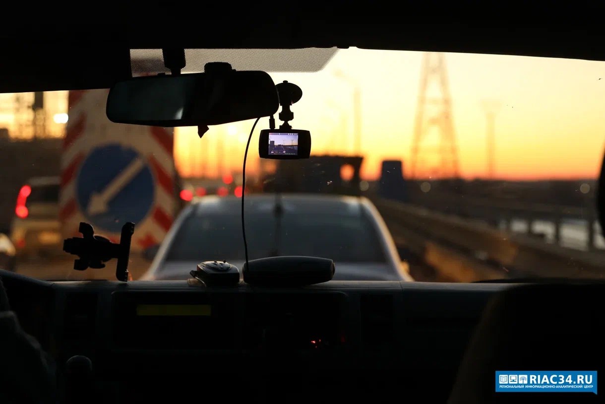 Ночью 13 декабря с 3 00 до 4 00 часов в Краснооктябрьском районе Волгограда будет ограничено движение автотранспорта по Второй продольной магистрали в границах улиц Пельше и Тарифной В это время будет производиться демонтаж рекламной конструкции Арка над проезжей частью ул им Маршала Еременко напротив здания 142Д Объезд для автомобилистов предусмотрен по ул Пельше Тарифной Таращанцев Депутатской и Германа Титова