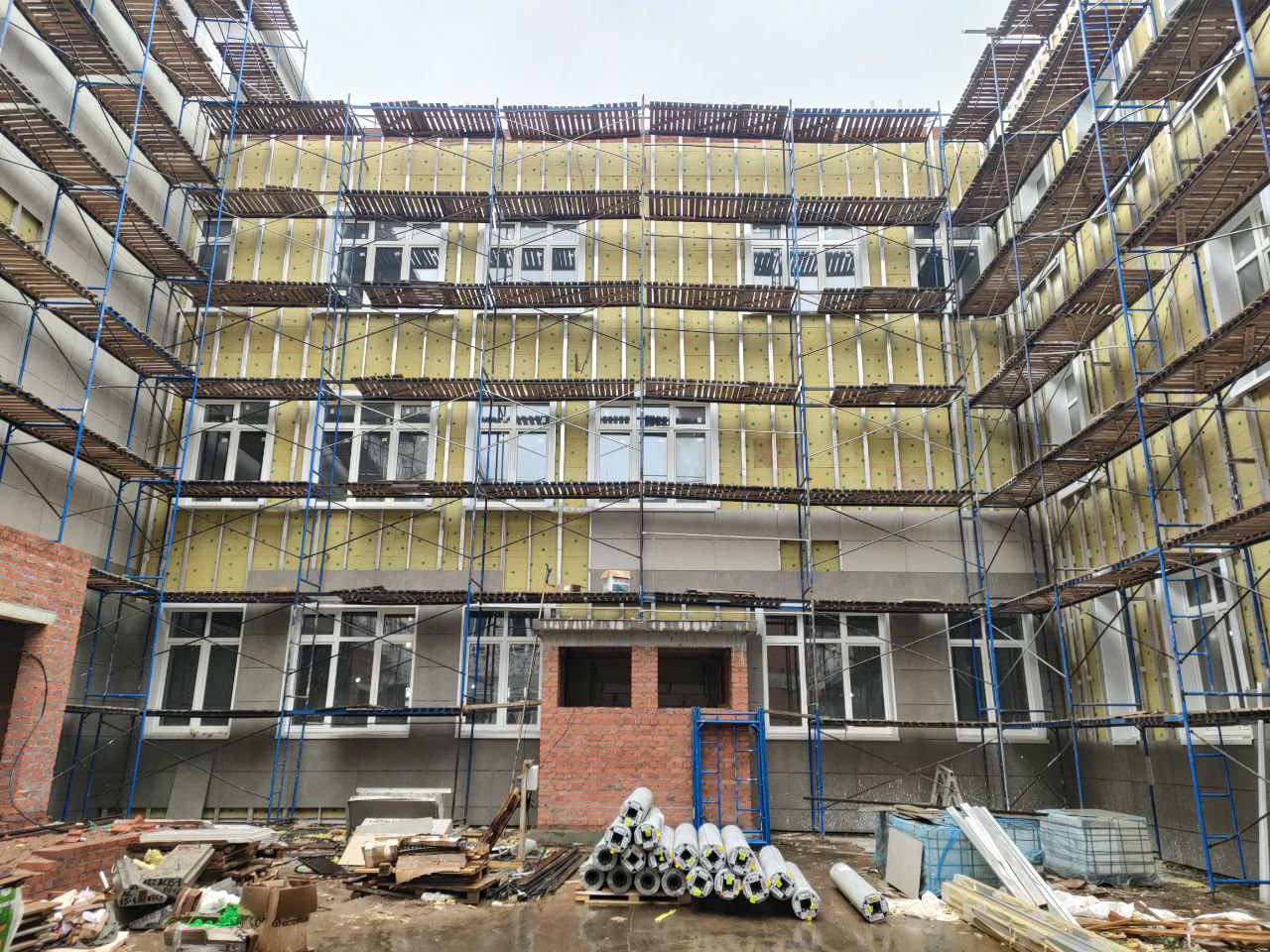 На проспекте Строителей в Кирове продолжается строительство новой школы на 1000 мест. В здании уже началась чистовая отделка учебных помещений, трех спортзалов и 25-метрового бассейна. Близко к завершению обустройство игровых площадок и футбольного поля с искусственным газоном. Представители подрядной организации сообщили, что работы на стройплощадке будут вестись и в выходные дни. фото