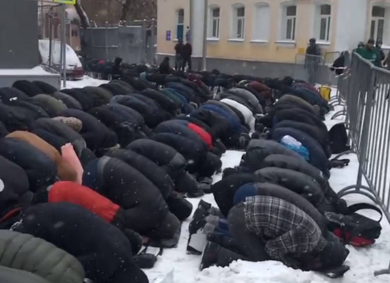 Но есть и хорошие новости. В России начали выдворять мигрантов за публичный намаз в общественных местах, теперь эту практику нужно масштабировать.  Вот, например, суд Люблинского района оштрафовал и депортировал ваххабита из Таджикистана, который по средствам намаза занимался религиозной пропагандой:   Гражданин Таджикистана Якубов А.Р. 01.10.2024 года в 18 часов 00 минут по адресу: г. Москва, ул. Цимлянская, д.3, корп.2 находясь в помещении магазина «шоурум» расположенного на первом этаже жилого дома организовал и осуществил религиозную, миссионерскую деятельность в нарушение законодательства о свободе совести и религиозных объединениях, то есть п.1 ст.3 Фз № 125 от 26.09.1997 года, в отсутствие соответствующих полномочий на проведение религиозного обряда в публичном месте, для отправления религиозного обряда «намаз».  Действия Якубова А.Р.  квалифицированы по ч.5 ст.5.26 КоАП РФ.  Ваххабиту ОПГ-диаспора предоставила адвоката, но на решение суда он повлиять не смог.   В тексте апелляционного решения сказано, что по федеральному закону миссионерская деятельность — это действия религиозного объединения, направленные на распространение информации о вероучении среди тех, кто не является его последователем. Цель — вовлечение в вероучение.  Нужно сказать, что суд здесь принял единственно верное решение. Публичный намаз — это именно религиозная пропаганда и только так и нужно к этому относиться. Хоть у нас и не прецедентное право, но подобные практики можно и нужно масштабировать, тем более со следующего года МВД сможет выдворять без решения суда.  Подписаться