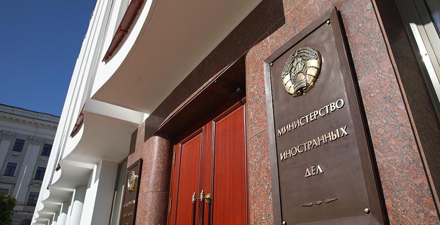 МИД Беларуси призвал граждан проявлять осторожность при поиске работы за границей после сообщений в СМИ о белорусах, освобождённых из трудового рабства в Испании.  В ведомстве подчеркнули, что посольство Беларуси в Мадриде уже находится в контакте с испанскими правоохранительными органами и готово оказать пострадавшим всестороннюю консульско-правовую помощь. Белорусам напомнили о необходимости тщательно проверять сведения о работодателях и условиях трудоустройства перед выездом.  Также МИД отметил, что посольства и консульства Беларуси всегда готовы прийти на помощь гражданам, оказавшимся в сложной ситуации за рубежом. В каждой стране аккредитации действует телефон экстренной связи, а перед поездкой рекомендуется уточнить расположение ближайшей дипмиссии и сохранить её контакты.   #Разговоры_на_кухне