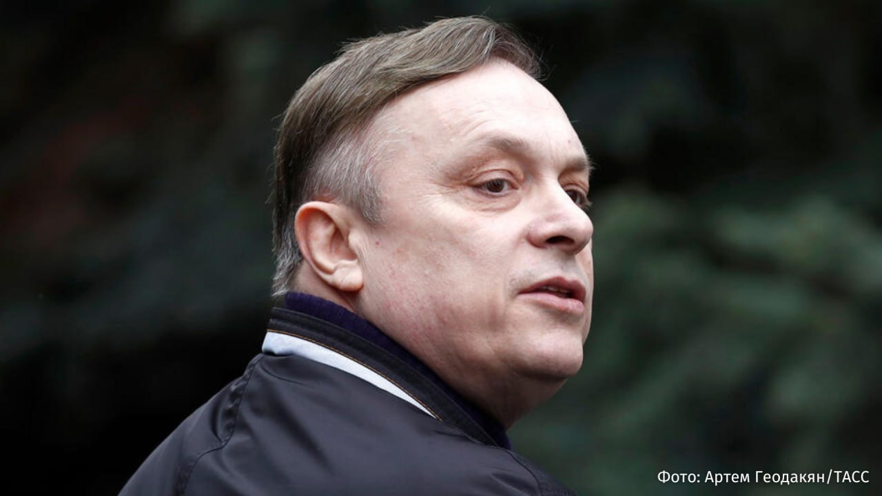 Суд в Москве заочно арестовал продюсера Ласкового мая Андрея Разина по делу о мошенничестве Об этом сообщает корреспондент Известий из зала суда Разин арестован на 2 месяца после пересечения границы РФ Мера пресечения избрана в рамках уголовного дела о мошенничестве в особо крупном размере Как сообщает следствие Разин обвиняется в присвоении денежных средств которые полагались поэту песеннику Сергею Кузнецову за исполнение его композиций Сумма ущерба по предварительным данным может достигать 500 миллионов рублей Потерпевшей по делу признана вдова Кузнецова После возбуждения уголовного дела продюсер покинул территорию России В ноябре Разина объявили в розыск IZ RU в MAX РОЗЫГРЫШ