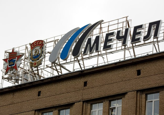 Банки спасают Мечел Один из крупнейших металлургов России в больших долгах чистый долг группы составляет 252 7 млрд рублей при этом компания в убытках а выручка за первое полугодие упала на 26 Отношение долга к EBITDA достигло 8 8х критический уровень Раньше спасением утопающих занималось только государство у металлургических компаний падал выпуск росла долговая нагрузка но их вытягивали со дна мы об этом не раз писали Но сейчас выгоду в помощи гигантам типа Мечела увидели и кредиторы банкам выгоднее реструктуризировать 132 млрд рублей долга чем банкротить такого крупного заемщика и списывать кредиты Особенно сейчас когда у многих заемщиков проблемы и их нужно как то маскировать Что получил Мечел перенос выплат основного долга 91 млрд рублей с 2025 2026 на 2027 2030 годы отсрочка по процентам и лизинговым платежам еще 41 млрд Компания продолжает платить проценты но по сниженной ставке все что выше капитализируется с погашением через несколько лет Главные кредиторы Газпромбанк и ВТБ Для них это уже не первая реструктуризация Мечела в 2020 году долг переносили после продажи 51 Эльгинского месторождения