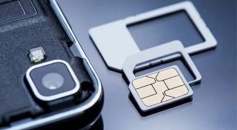 Правительство ужесточает регулирование оборота SIM карт для борьбы с кибермошенничеством В законопроект о противодействии мошенничеству внесены поправки направленные на борьбу с использованием одноразовых SIM карт Документом предлагается сделать договор об оказании услуг связи расторжимым не ранее чем через 90 дней после заключения Меры направлены на пресечение использования мобильных номеров в преступных схемах   При этом законопроект содержит защитный механизм для добросовестных абонентов оператор связи обязан прекратить начисление абонентской платы с момента уведомления пользователя о расторжении договора несмотря на установленный период заморозки