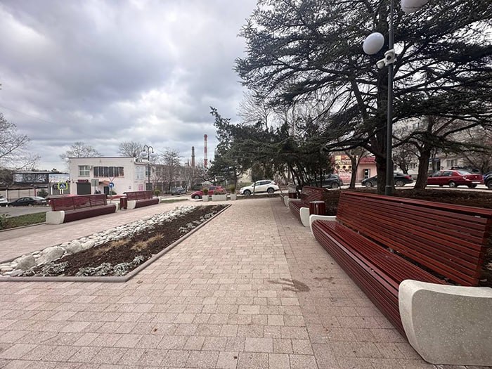 Севастополь в 2026 году преобразит 22 территории На аппаратном совещании правительства Севастополя подведены итоги реализации федерального проекта Формирование комфортной городской среды за 2025 год и обозначены планы на 2026 год В прошлом году удалось привести в порядок четыре ключевых общественных пространства территорию у дома 212 на проспекте Генерала Острякова зону у дома 82 на улице Севастопольской в микрорайоне Верхнесадовом пространство возле Театра юного зрителя ТЮЗа на улице Правды набережную в поселке Андреевка благоустроены пешеходные сети в различных районах города В 2026 году объем работ значительно вырастет запланировано благоустройство 22 городских территорий включая шесть общественных пространств отобранных по итогам народных голосований 2024 и 2025 годов и 16 зон пешеходных сетей Среди общественных пространств которые обновят в этом году сквер Героев Советского Союза на улице Героев Севастополя сквер у Дома культуры на улице Тимирязева 23 в микрорайоне Сахарная Головка территория у дома 23 на улице Животноводов в Ново Бобровке зеленая зона на улице Федоровской в районе домов 47 59 участок возле остановки Автобат сквер у дома 24 на улице Гоголя Эти проекты выбраны самими севастопольцами через платформу Госуслуги Решаем вместе Севкор теперь в MAX Читайте Севкор