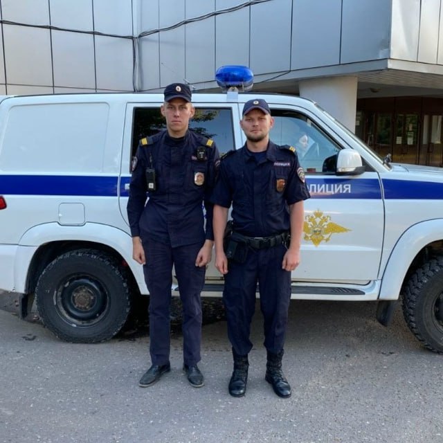 В Кировской области полицейские спасли пенсионерку из пожара  Днём 5 августа в межмуниципальный отдел МВД России «Советский» поступила информация о пожаре в жилом доме на улице Кооперативной города Советска. Для обеспечения правопорядка на место был направлен наряд патрульно-постовой службы полиции.  Во время работы пожарных огонь перекинулся на соседний четырехквартирный дом. Сотрудники отделения патрульно-постовой службы полиции МО МВД России «Советский» сержанты полиции Владислав Жуков и Дмитрий Домрачев заметили, как в одну из квартир охваченного огнём дома пытается войти хозяйка и зашли в здание за ней. 83-летнюю женщину они вывели на улицу буквально за минуту до взрыва находившегося внутри газового баллона.   ‍  Благодаря решительности и чётким действиям сотрудников органов внутренних дел жертв удалось избежать. В настоящее время решается вопрос о поощрении полицейских.     "Полиция Кировской области"